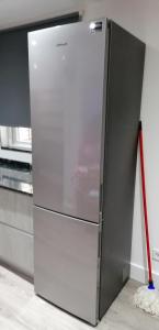 - un réfrigérateur avec une serpillière rouge dans la chambre dans l'établissement ApartamentoOtero, à Oviedo