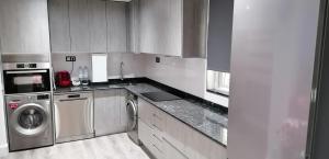 une cuisine avec un lave-linge et un lave-linge dans l'établissement ApartamentoOtero, à Oviedo
