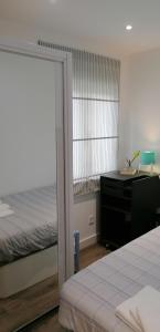 - une chambre avec un lit et un bureau avec un ordinateur dans l'établissement ApartamentoOtero, à Oviedo
