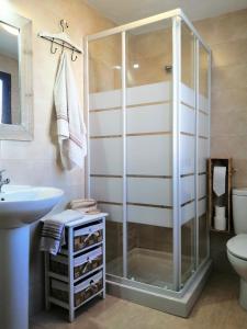y baño con ducha y lavamanos. en Casa de La Costurera en Priego de Córdoba