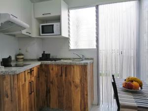 普列戈德科爾多瓦的住宿－Casa de La Costurera，厨房配有桌子和柜台上的南瓜