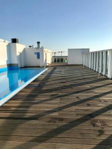 Bazén v ubytovaní HOLIDAY HOME Wechta Baltic 608 z widokiem na morze alebo v jeho blízkosti