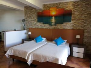 - une chambre avec 2 lits et un tableau mural dans l'établissement Apartments Vista Oceano, à Funchal