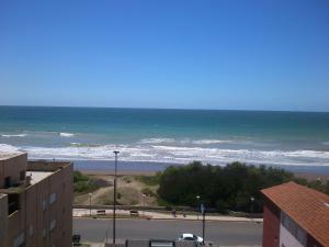 vistas al océano desde un edificio en Hotel La Argentina en San Bernardo