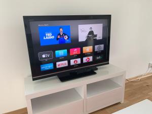 TV a/nebo společenská místnost v ubytování Field View B&B