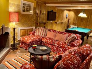 a living room with a couch and a pool table at Charm Azenha DÓbidos Farm in Olho Marinho