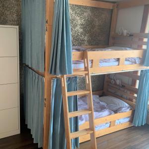 - łóżko piętrowe z 2 łóżkami piętrowymi w pokoju w obiekcie Guesthouse Zink w mieście Sado