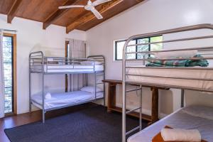 Двох'ярусне ліжко або двоярусні ліжка в номері 1770 Southern Cross Travellers Retreat