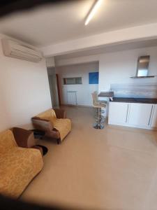 uma sala de estar com um sofá e cadeiras e uma secretária em Guest House Mare e Monti em Rabac