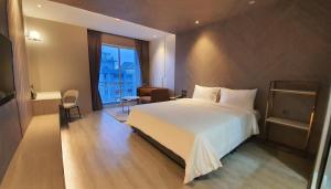 Postel nebo postele na pokoji v ubytování Golden City Rayong Hotel