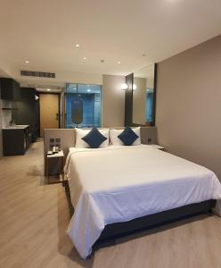Postel nebo postele na pokoji v ubytování Golden City Rayong Hotel