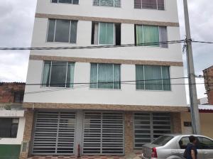 a building with a car parked in front of it at Hermoso apartamento con parqueadero in Fusagasuga