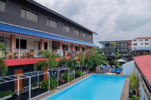  Elle offre une vue aérienne sur un hôtel doté d'une piscine. dans l'établissement P.U. Inn Resort, à Phra Nakhon Si Ayutthaya