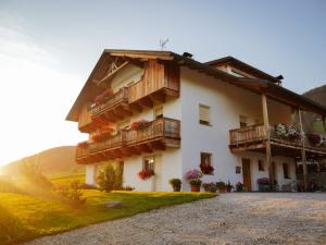 una casa con balcones a un lado en Peterlan Hof, en Dobbiaco