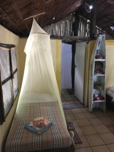 Moso IslandにあるTranquility Island Eco Dive Resortのテント付きのドミトリールームのベッド1台分です。