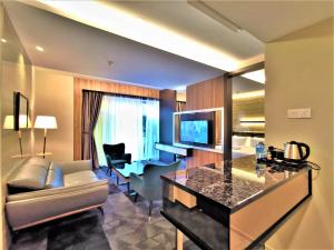 een woonkamer met een bank en een tafel bij Prestigo Hotel - Johor Bharu in Johor Bahru