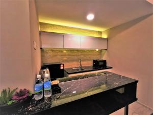Kuchyň nebo kuchyňský kout v ubytování Prestigo Hotel - Johor Bharu + 37 fotografií