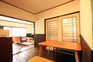um quarto com uma porta e uma mesa em kODATEL コダテル函館ウエストサイド em Hakodate