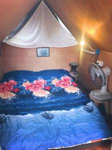 KhonThao في لامفون: سرير عليه ورد في خيمة