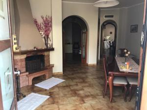 - un salon avec une table et une cheminée dans l'établissement IL TUCANO, à Pergusa