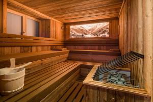 drewniany wystrój sauny z oknem w obiekcie Hotel Englhof w mieście Zell am Ziller