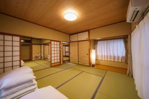 Rúm í herbergi á Yufu-no-yu Shiki Iyashi
