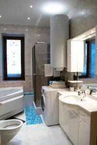 ห้องน้ำของ Luxury Apartments Darvina Street