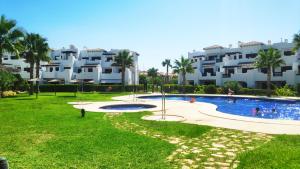 Bazén v ubytování Vera playa apartamento 1dormitorio nebo v jeho okolí