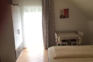 Posedenie v ubytovaní Gemütliches Ferienhaus am Waldrand