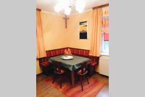 Fotografia z galérie ubytovania Gemütliches Ferienhaus am Waldrand v Tropolach