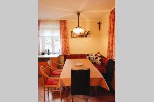 Posedenie v ubytovaní Gemütliches Ferienhaus am Waldrand + 24 fotografií