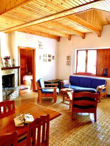 ein Wohnzimmer mit einem blauen Sofa und einem Tisch in der Unterkunft Chalet dell'Orso in Pescasseroli