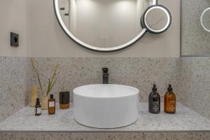 Ένα μπάνιο στο PEPPER & PAPER Apartments +55 φωτογραφίες
