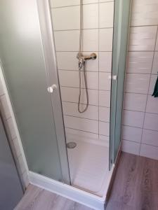 Koupelna v ubytování Fábián Apartman + 15 fotografií