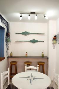 コラレホにあるAppartamento Corralejoのダイニングルーム(テーブル、スツール付)