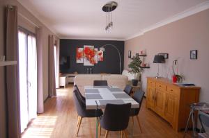 een eetkamer en een woonkamer met een tafel en stoelen bij 13 rue de la pyramide Bel Appartement in Mèze
