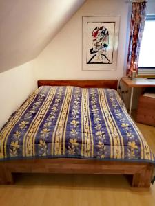 um quarto com uma cama com um edredão azul em Ferienwohnung Erni em Feldkirchen in Kärnten