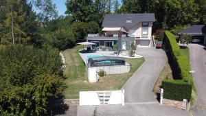 eine Luftansicht eines Hauses mit Pool in der Unterkunft Le Plein Soleil in Grésy-sur-Aix