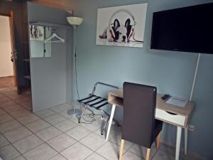 TV a/nebo společenská místnost v ubytování Apart Hotel Sarstedter Hof