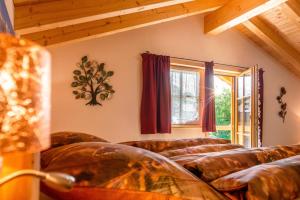 Postel nebo postele na pokoji v ubytování Alpenchalet St.Ulrich