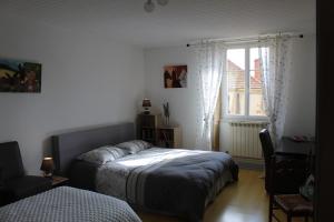Uma cama ou camas num quarto em COMME UN COQ EN PÂTE