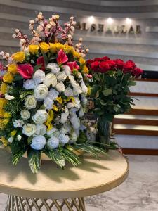 un grand bouquet de fleurs assis sur une table dans l'établissement Rayat Alshalal Hotel 2, à Hafr Al Baten