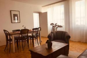 Posedenie v ubytovaní Mitten im Achten. Zentrale Wohnung in Wien