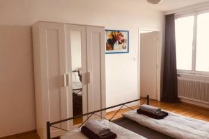 a room with a mirror and two beds in it at Mitten im Achten. Zentrale Wohnung in Wien in Vienna