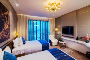 Un pat sau paturi într-o cameră la VIP Hotel Doha Qatar