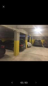 grupa samochodów zaparkowanych w garażu w obiekcie family hotel - City hotel yambol w mieście Jamboł