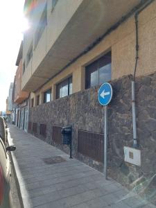 コラレホにあるAppartamento Corralejoの建物横の歩道青い看板
