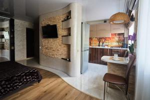 Habitación con cocina y sala de estar. en Apartment - Sobornaya Street, en Kremenchuk
