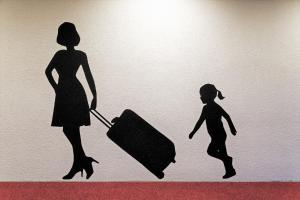 un dessin d'une femme et d'un enfant avec une valise dans l'établissement Stadthotel Kachelofen, à Krumbach