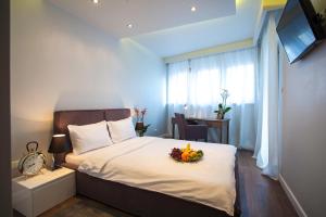 Un dormitorio con una cama con un bol de fruta. en Oxygen Residence, en Varsovia